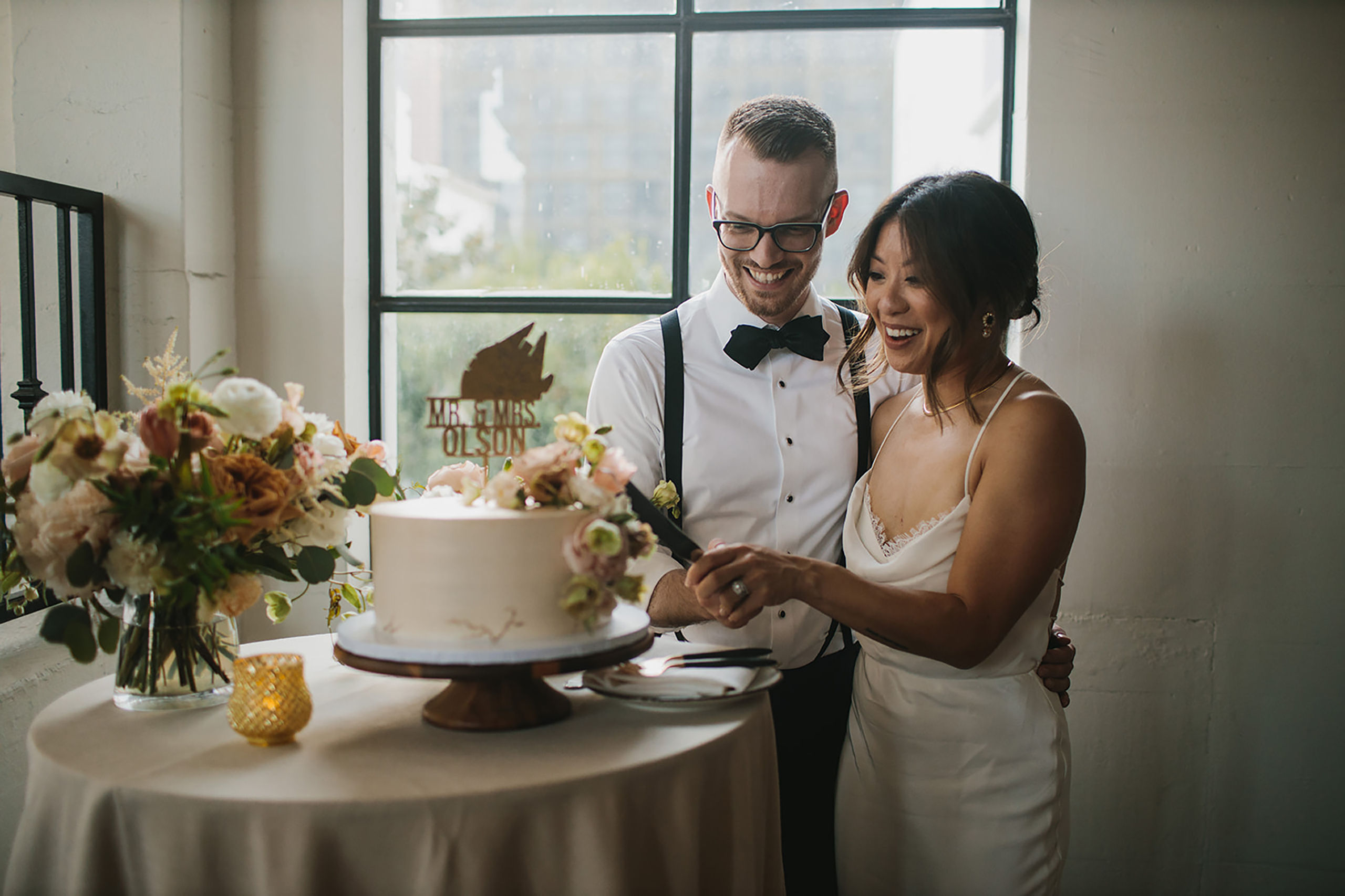 couple cutting the cake