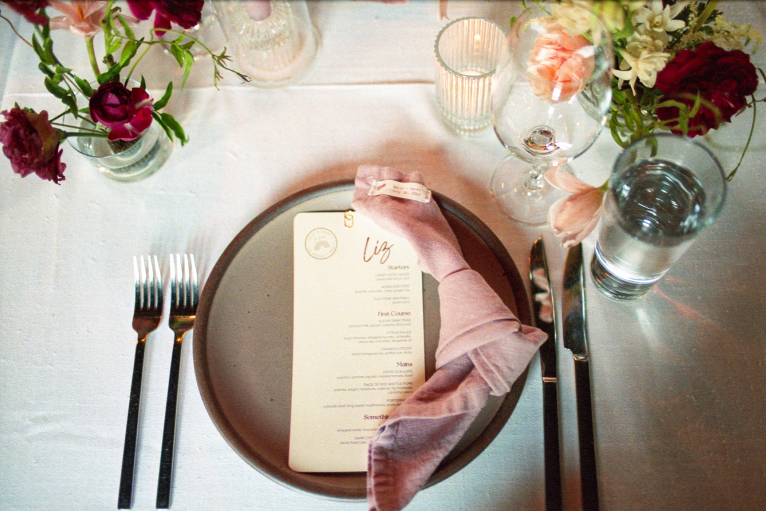 place setting with the name liz and pink napkin